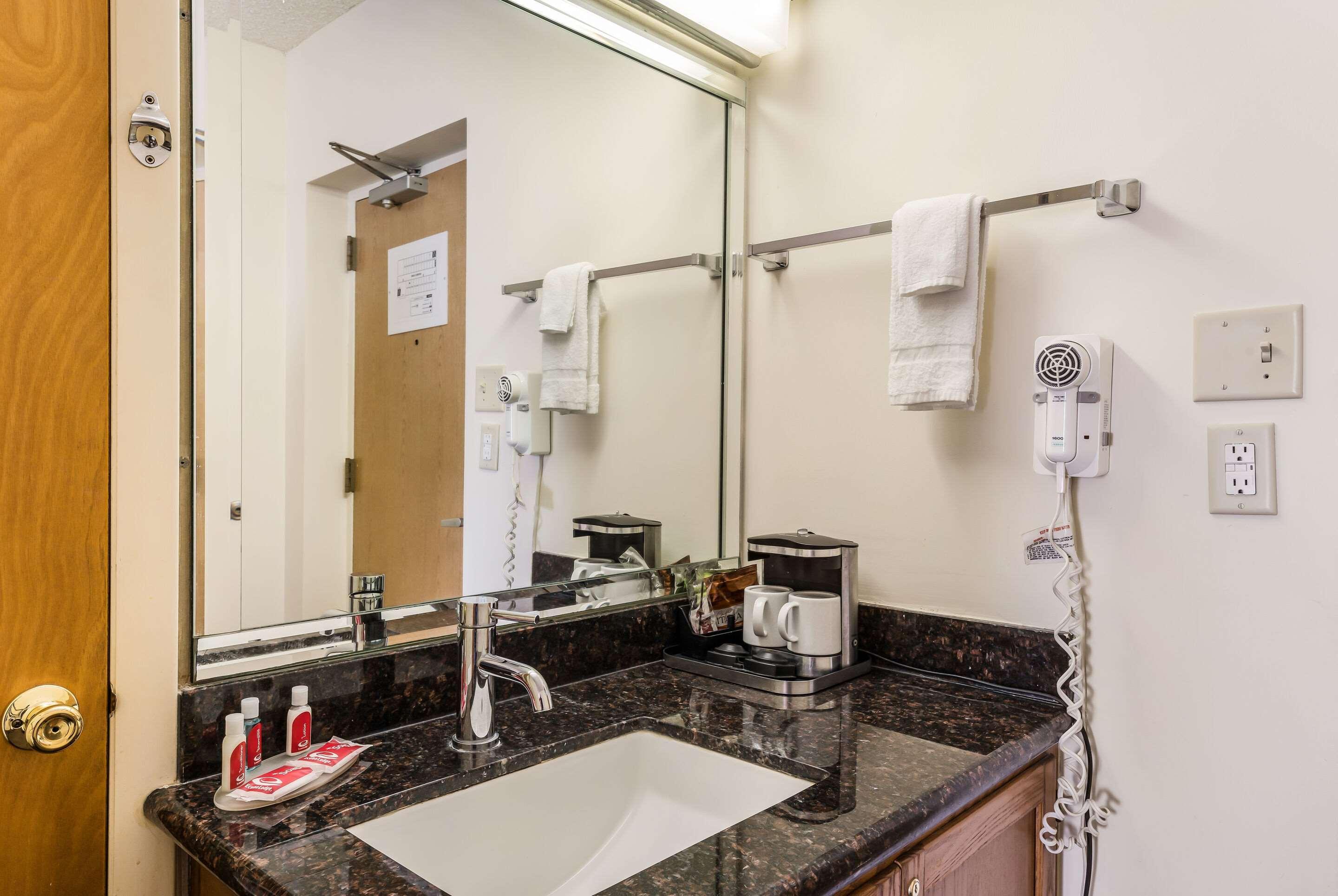 Econo Lodge Квакертаун Экстерьер фото